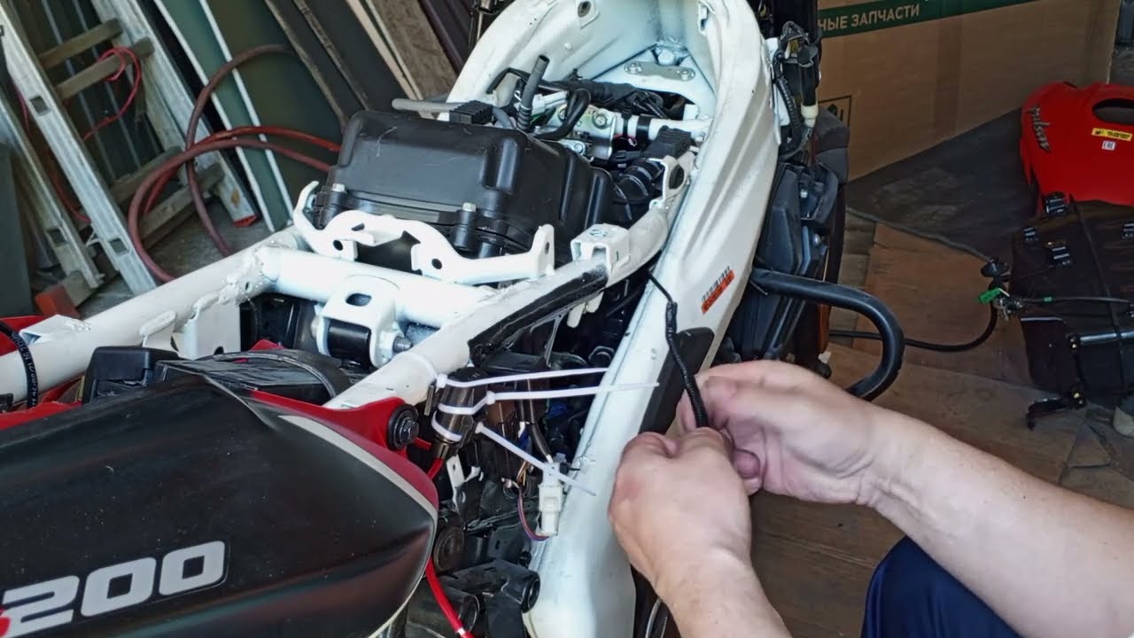 установка USB зарядки на мотоцикл Bajaj pulsar NS 200