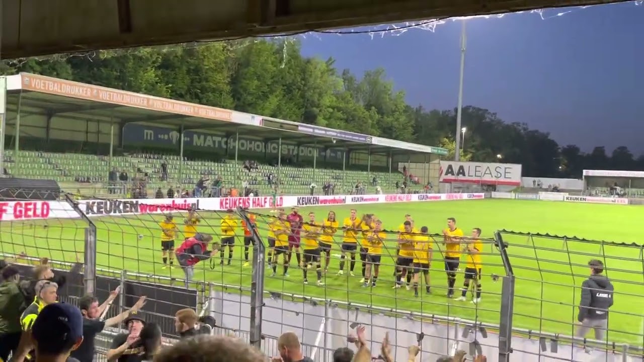 Dordrecht - Roda JC 0-2 05-08-2022   Spelers vieren feestje bij het uitvak!