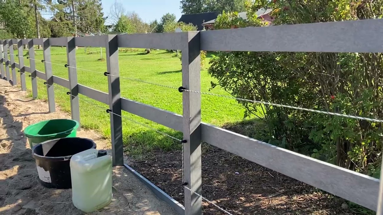 Zaun aus Recyclingpfählen auf Paddock in Offenstall-Haltung