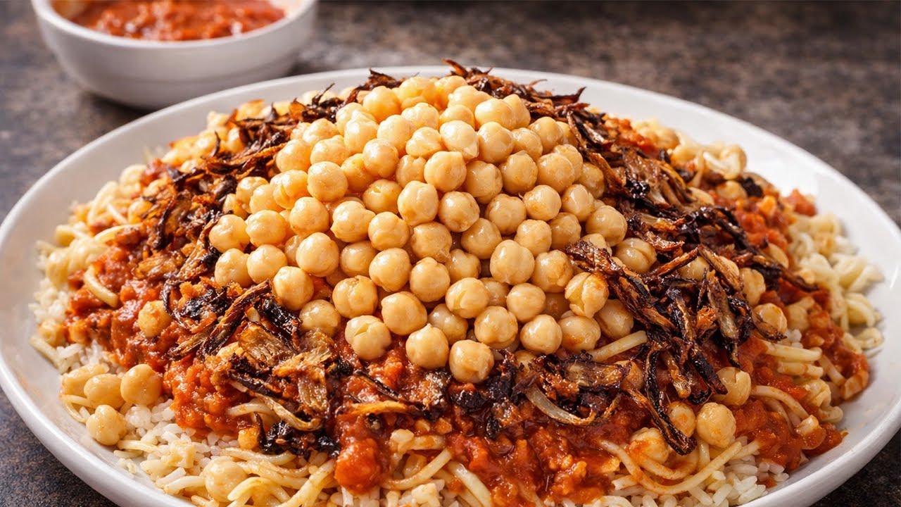 الكشري المصري على أصوله! 😋 طبق شعبي لكن الطعم فااااخر — مكرونة، عدس، رز، صوص طماطم حار، ودقة خرافية 
