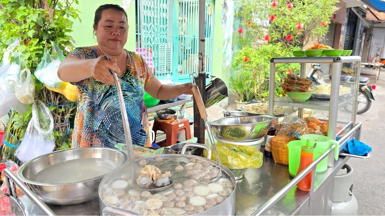 Bắt mắt xe mì trộn chị Chép Sài Gòn với nồi nước lèo tràn trề xương ống, tóp mỡ giòn rụm