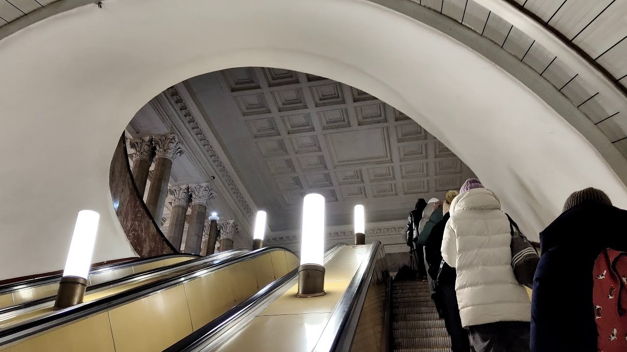 Эскалатор и наземный вестибюль с колоннадой на станции метро Белорусская Замоскворецкой линии #metro