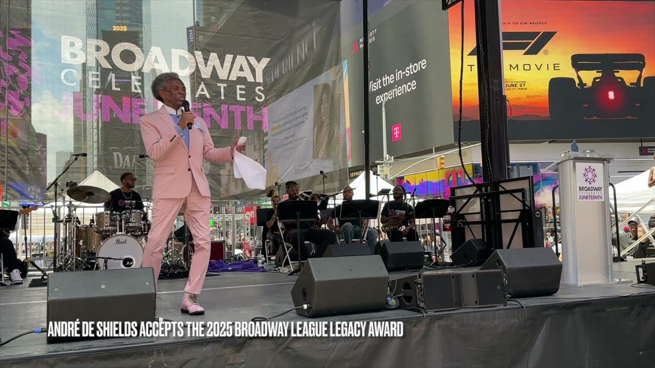 Andre De Shields accepts 2025 Broadway League Legacy Award