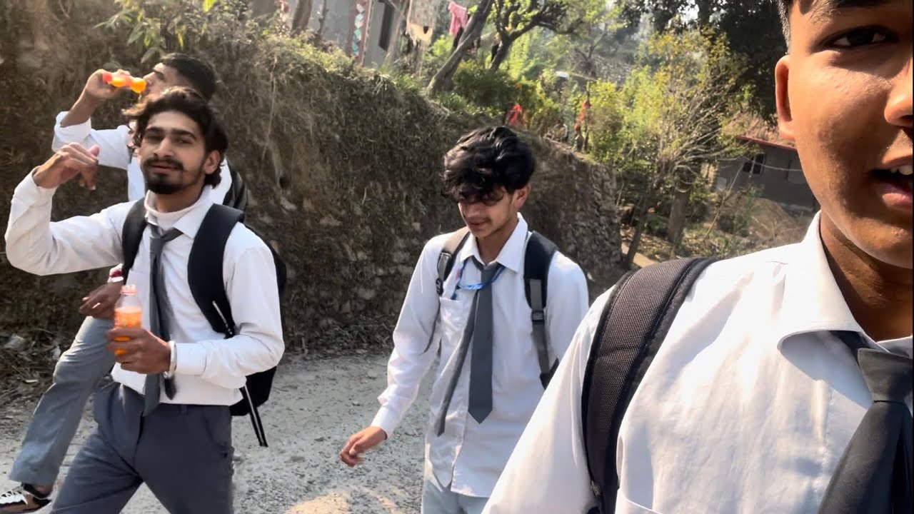College tour, all friends enjoying the moment 🫶😂￼
