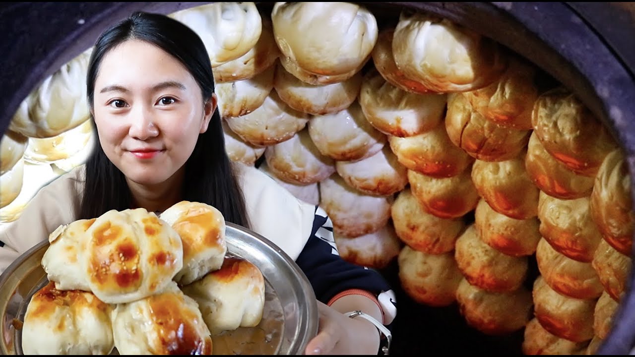 新疆美食：羊肉包子烤着吃！一炉子贴150个，看着就流口水
