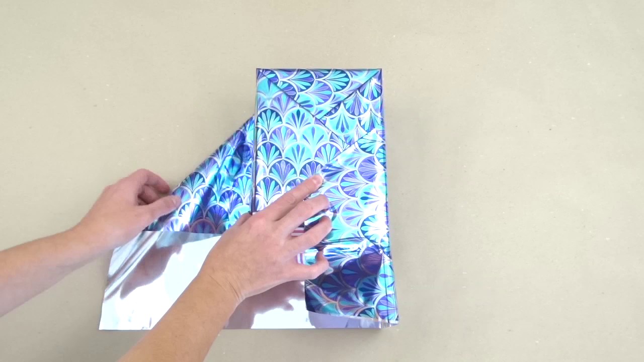 envolviendo un regalo de manera original