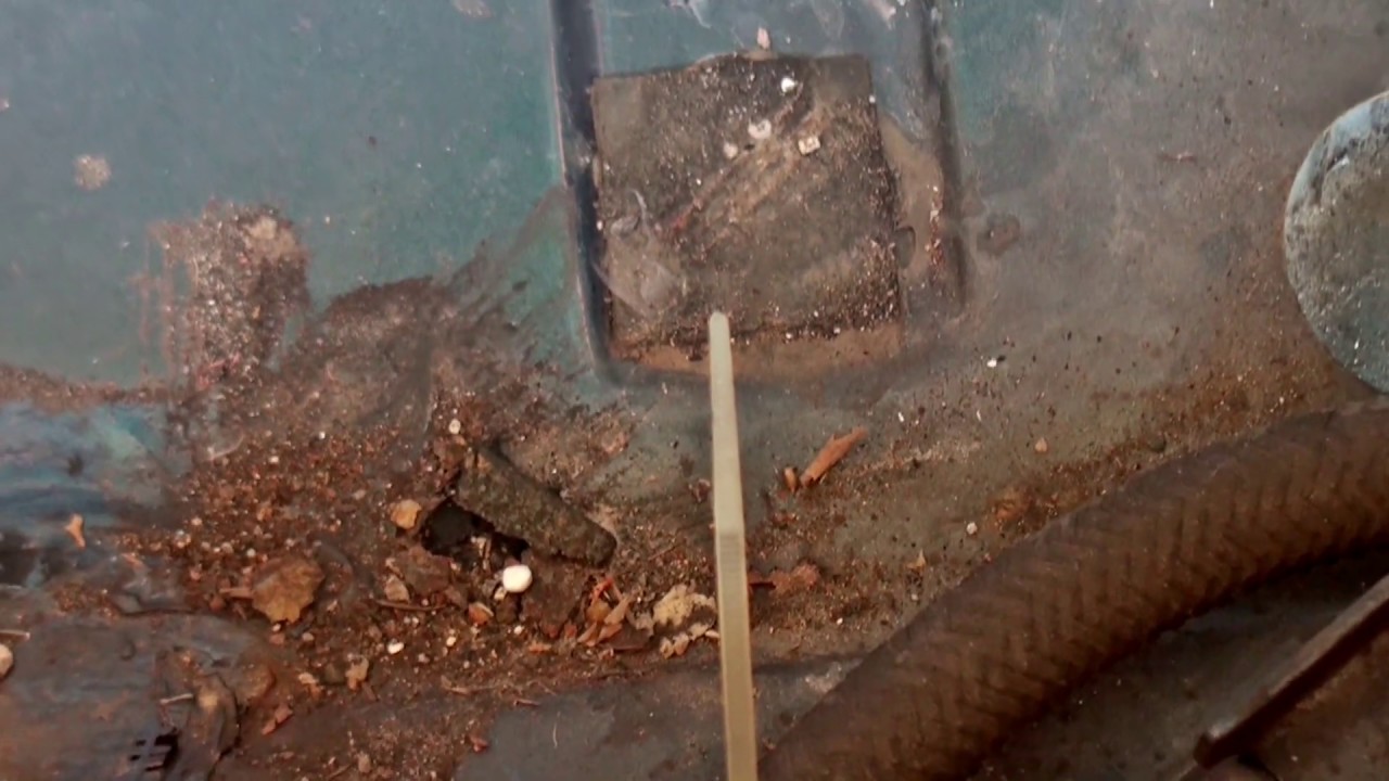 Réparer une carrosserie rouillée et perforée avec de la résine époxy et de la fibre de verre.