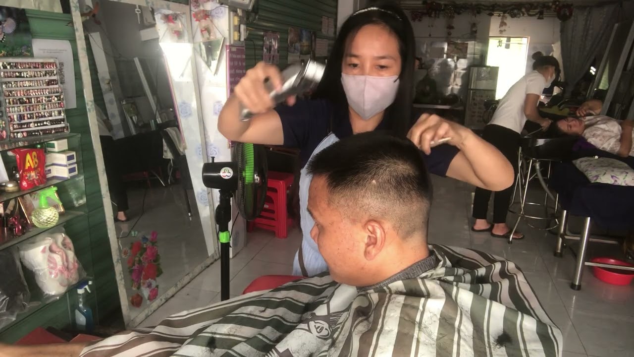 Tạo mẫu tóc theo yêu cầu của khách hàng