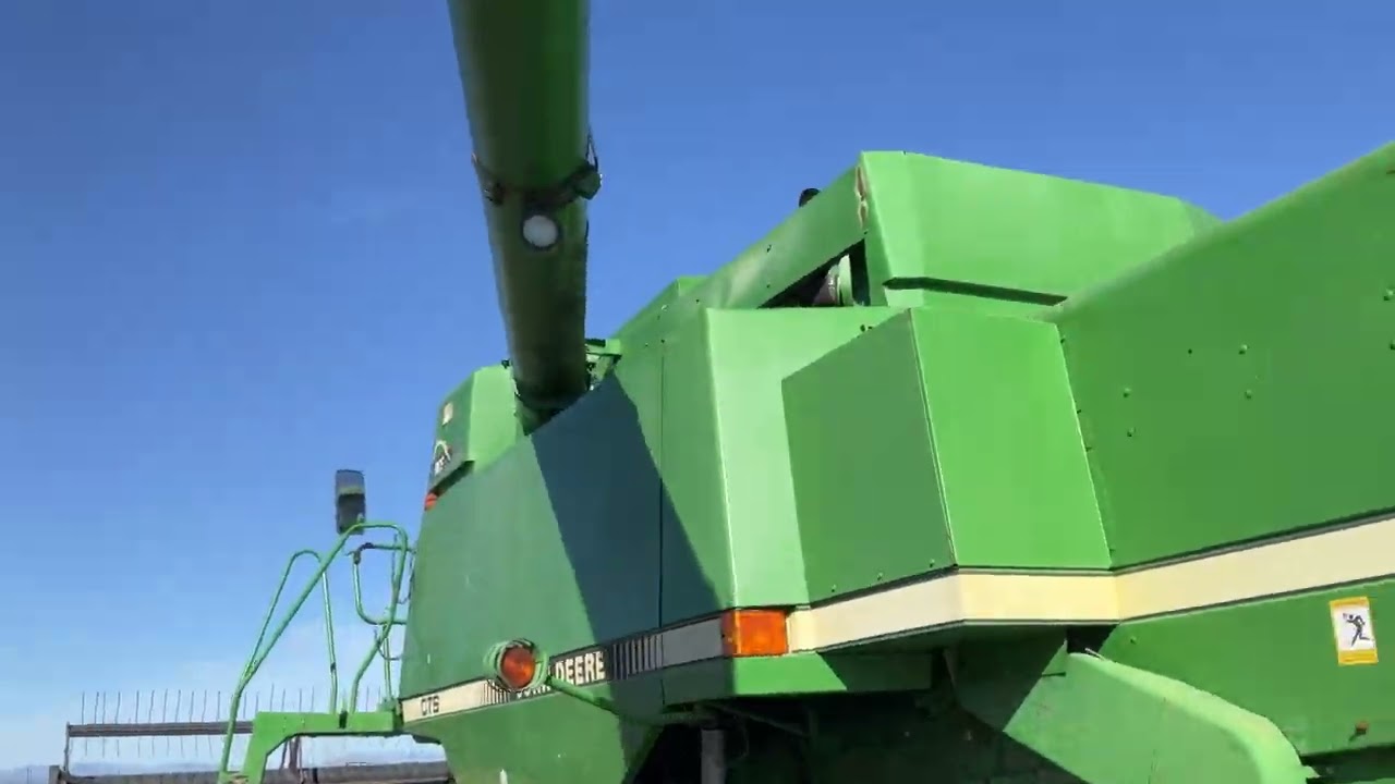 JOHN DEERE CTS Harvester & MacDon on Rubber