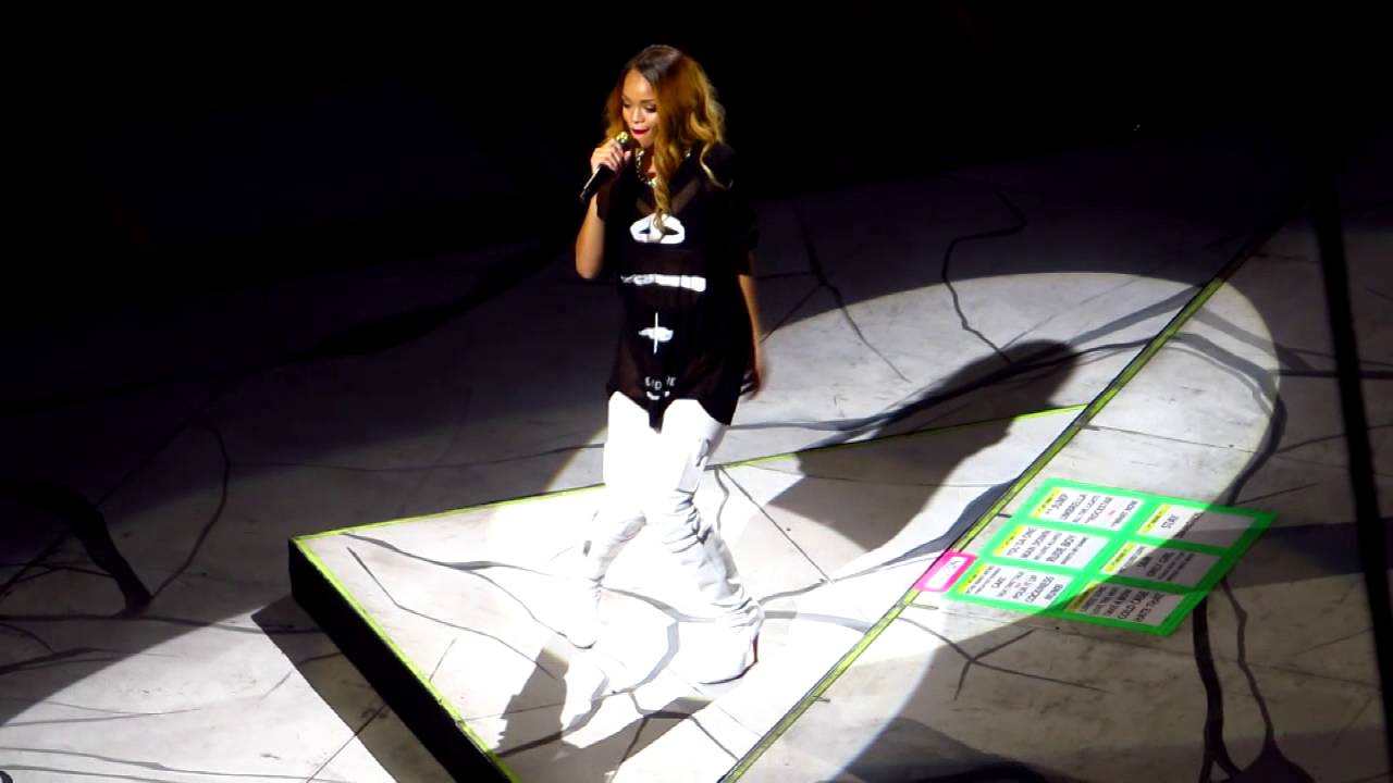 Rihanna- What's My Name (Live)