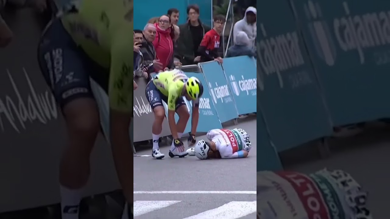 🥺🥺 Le superbe geste d'Adrien Petit aux c&ocirc;t&eacute;s de Manolo Pe&ntilde;alver apr&egrave;s sa chute &agrave; Almeria #cycling