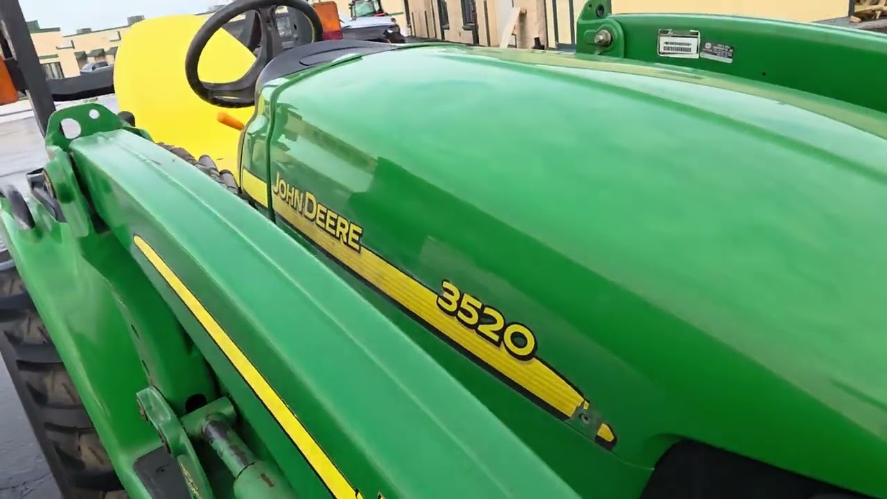 John Deere 3520