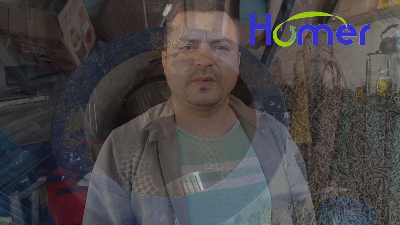 Haciendo pellet con núcleo vitaminas para ganado mayor a pedido de un cliente.