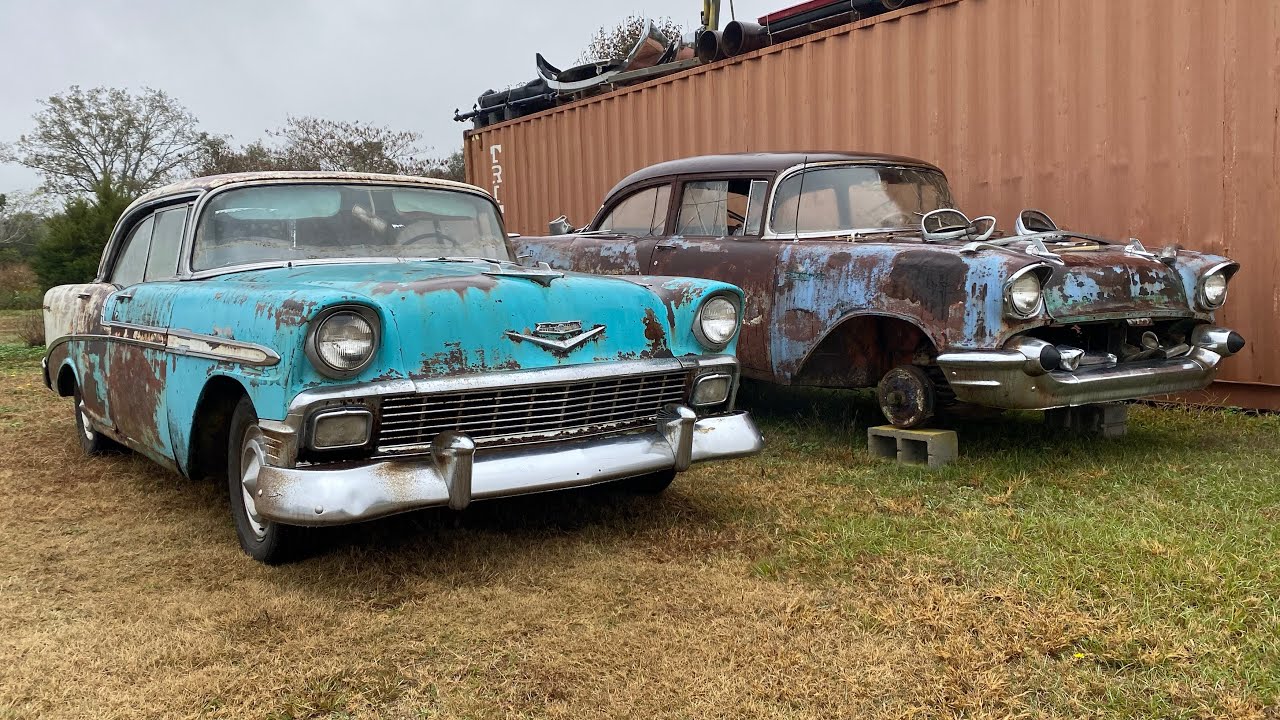 Рядом с амбаром найдите 4-дверный хардтоп Chevy Bel Air 1956 года.