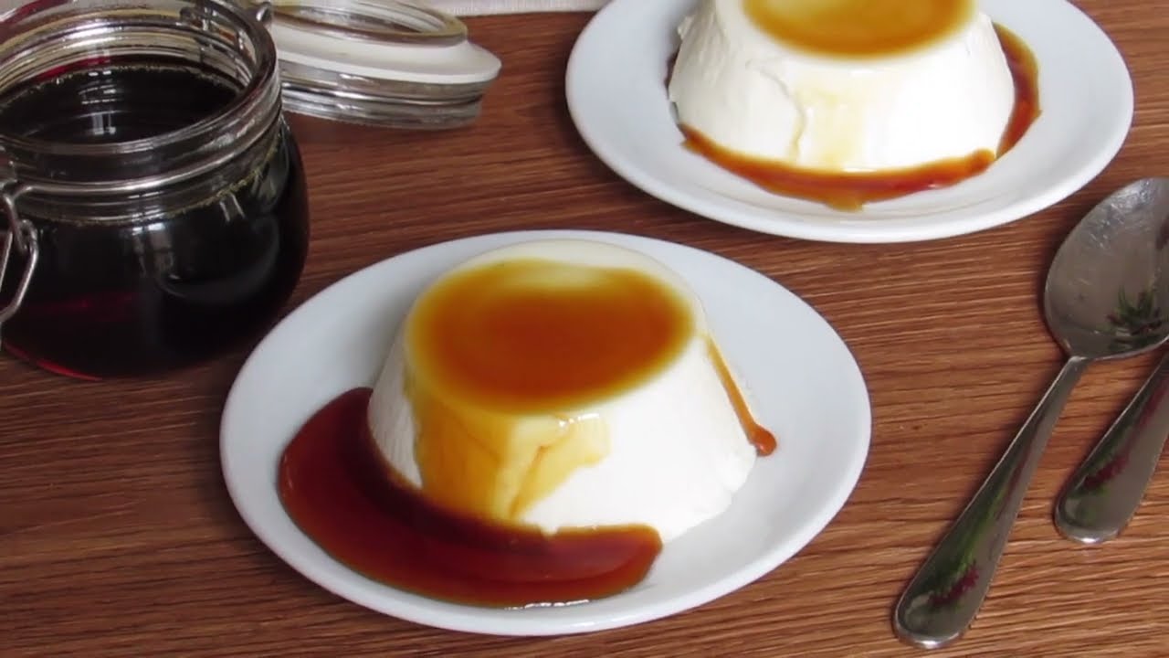 Panna cotta al caramello: come prepararla con la ricetta della salsa al caramello densa e fluida