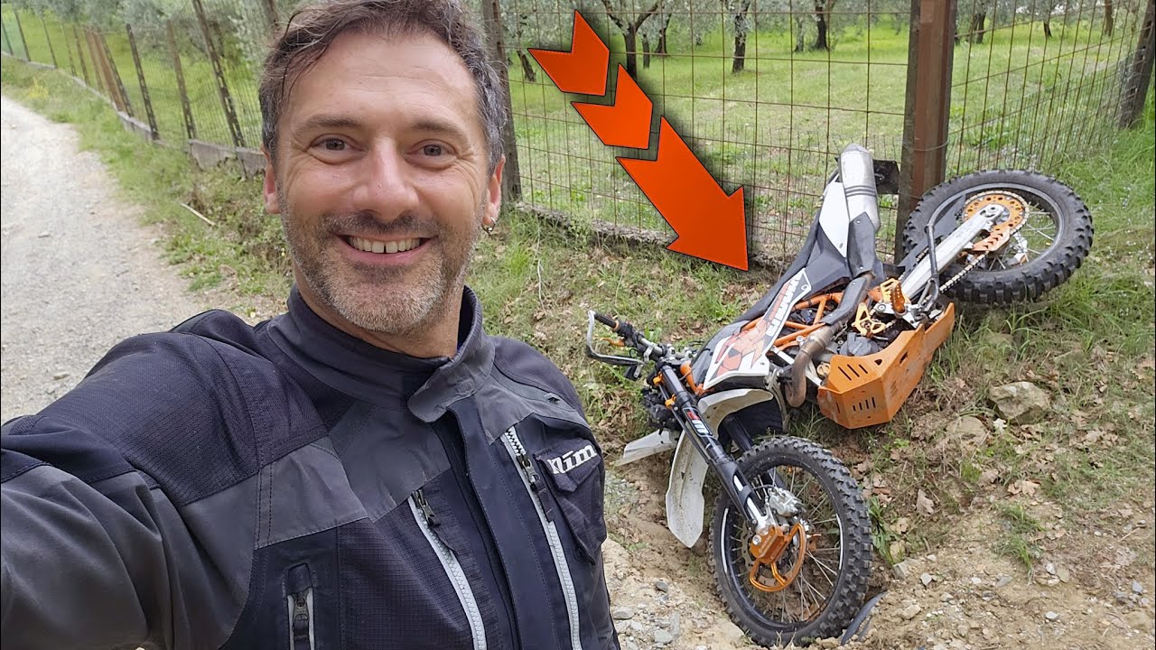 KTM 690: seconda uscita e primi danni. Targa e faretti KO. Io comunque la moto la parcheggio così 😇