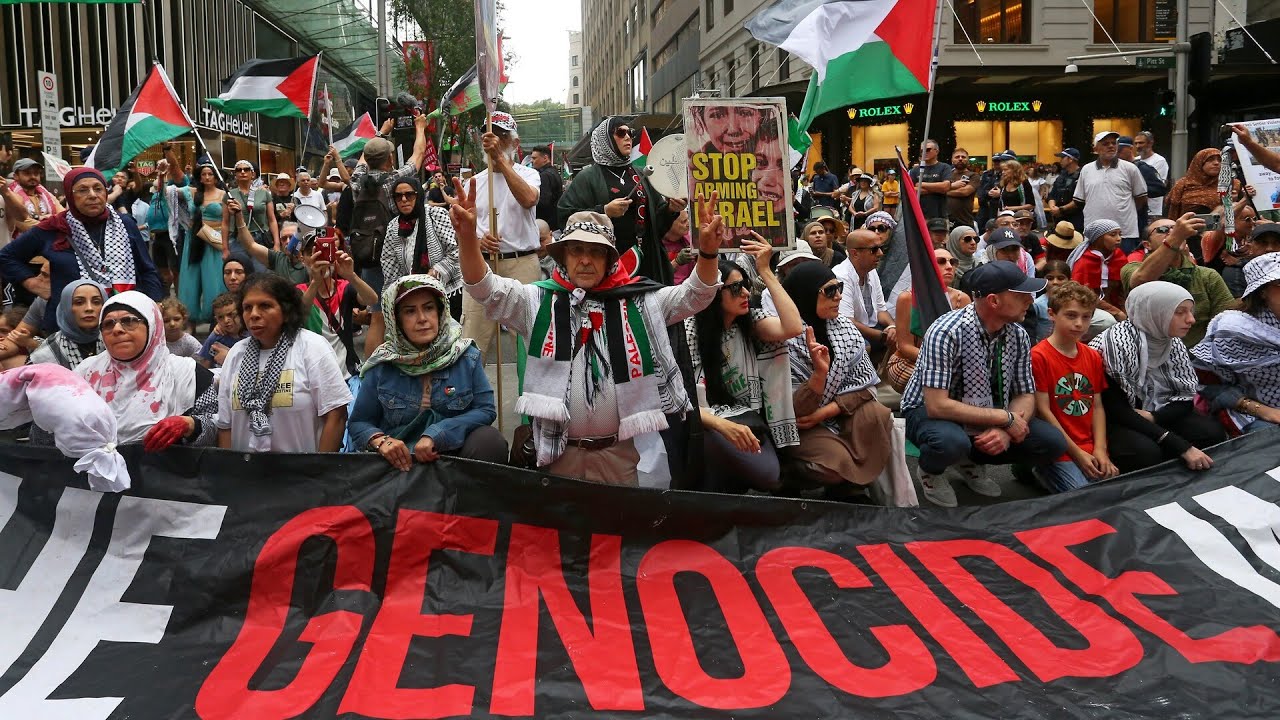 ‘Obnoxious’ pro-Palestinian activists on Harbour Bridge chant for the destruction of Israel
