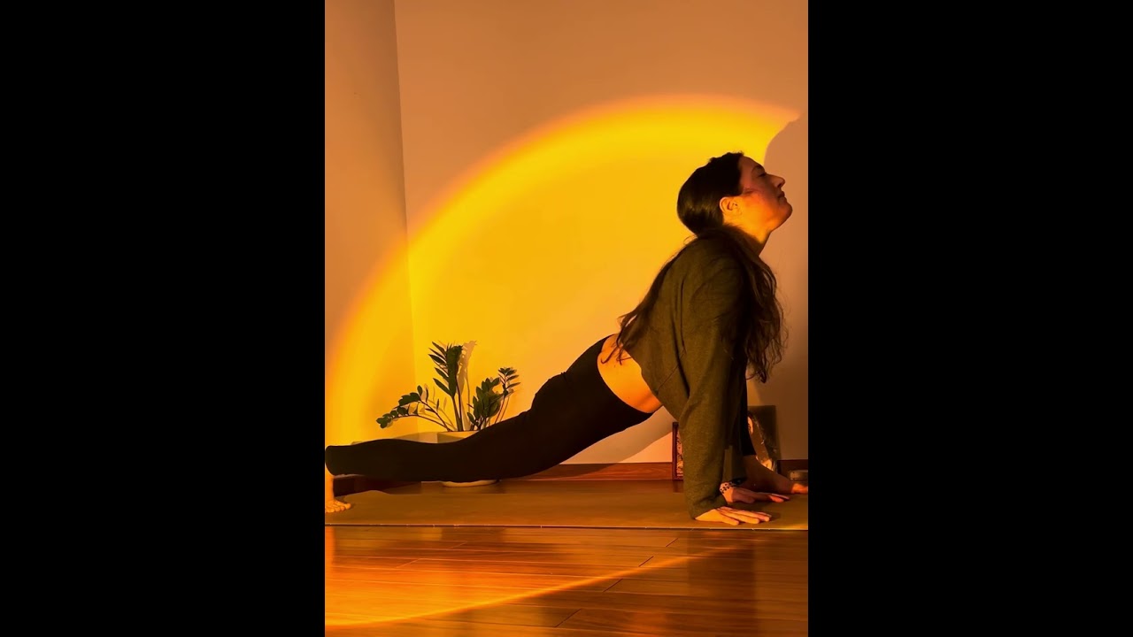 Pratica Yoga per stimolare la creatività - morbidezza per anche, bacino e colonna vertebrale.