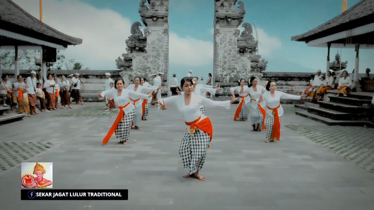Pentas Tari Rejang Sutri Witala di Pura Lempuyang