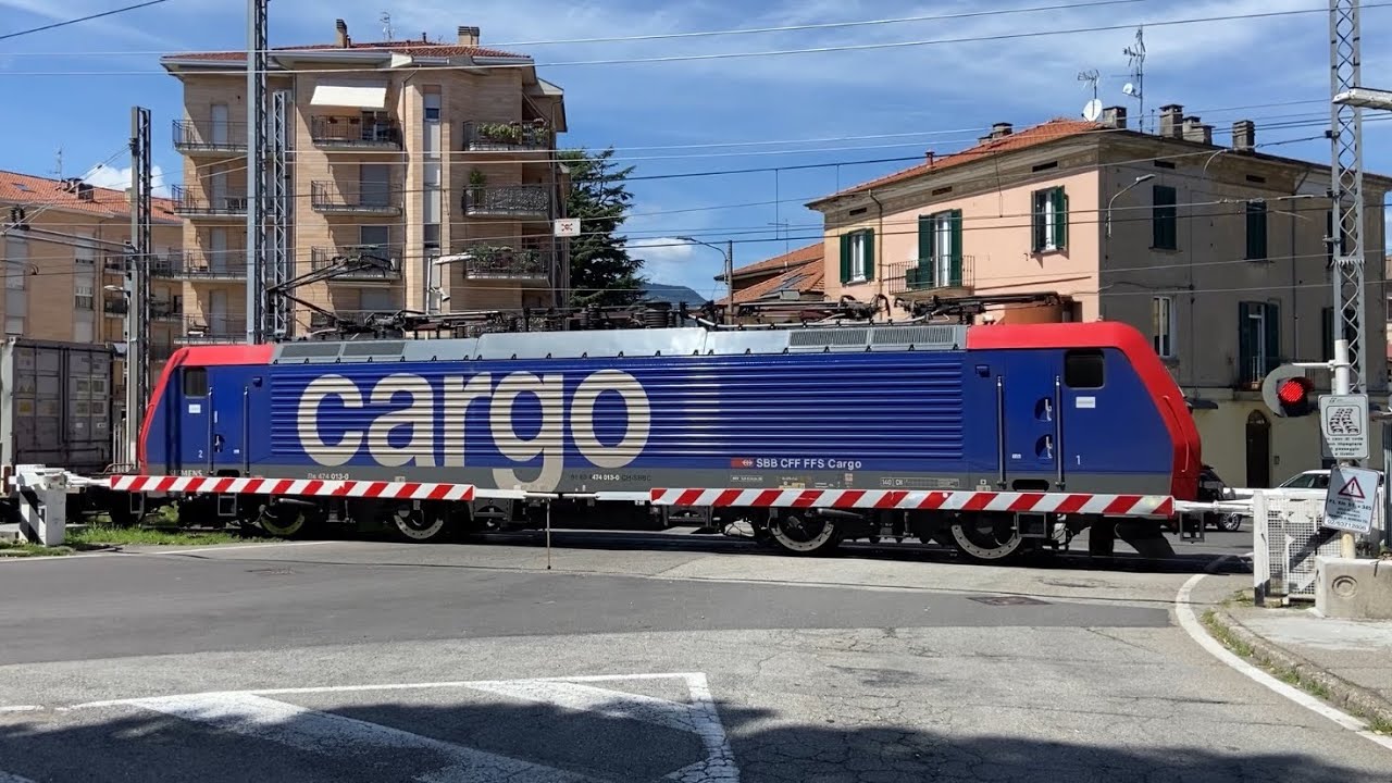 PL GRANDE COME UNA LOCOMOTIVA!! gigante questo ATTRAVERSAMENTO in CENTRO a LUINO… e un TRENO GIGANTE