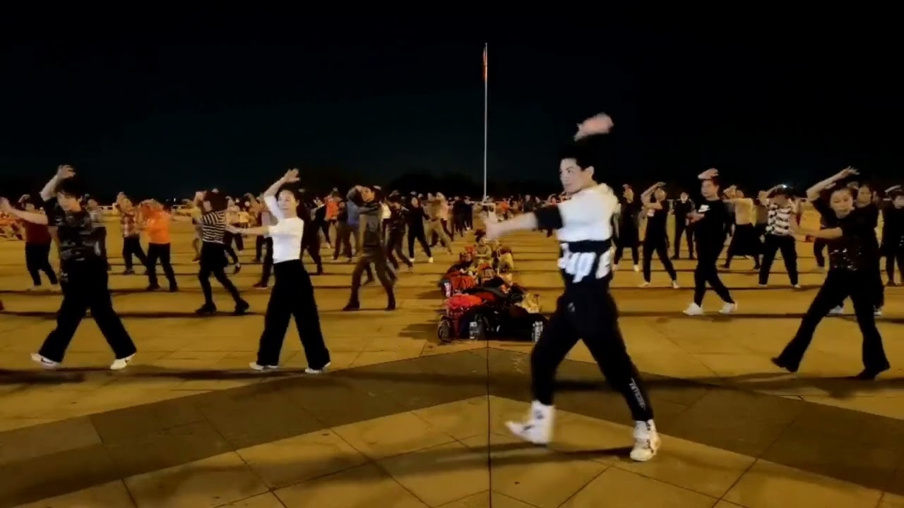广场舞《金包银》动感时尚嗨翻全场 #全民健身你我同行