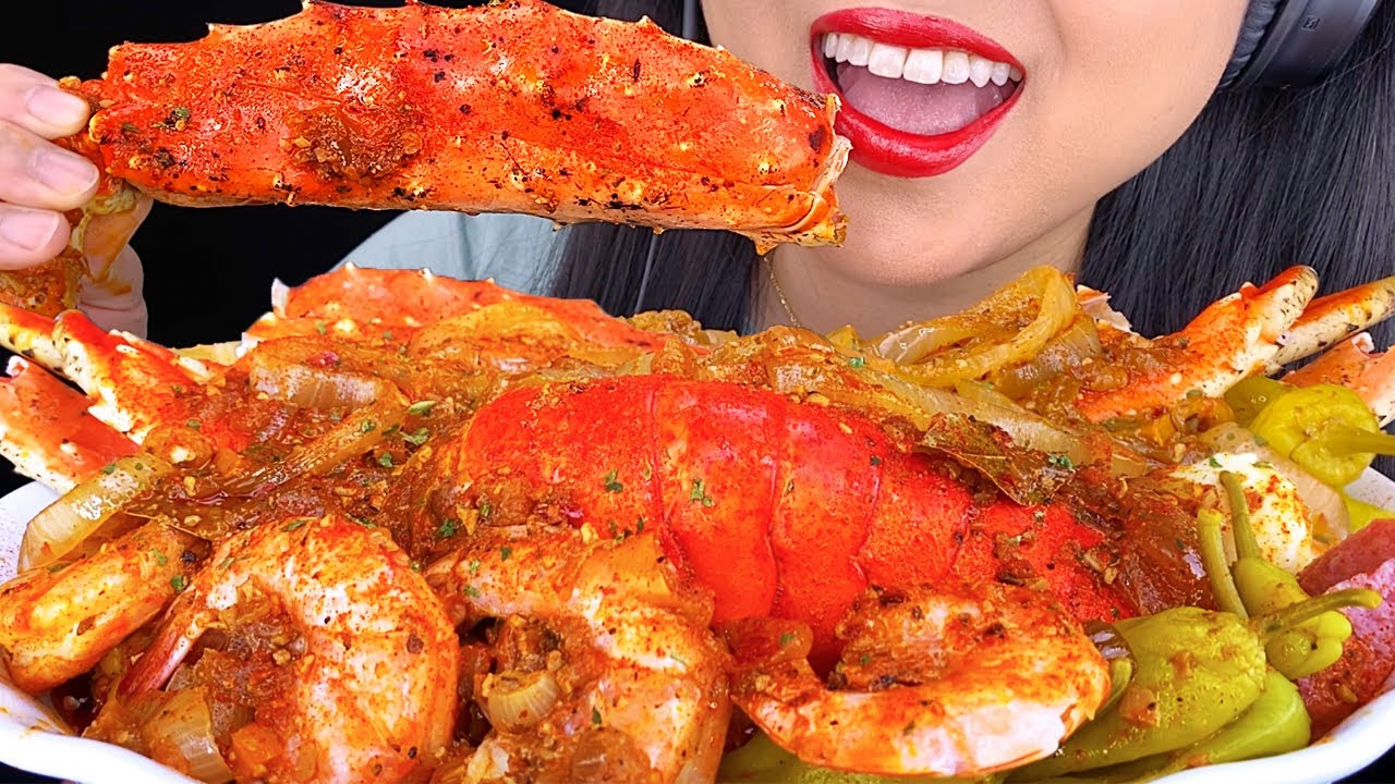ASMR GIANT KING CRAB SEAFOOD BOIL IN BLOVES SAUCE *Smackalicious Sauce* (No Talking) ASMR Phan