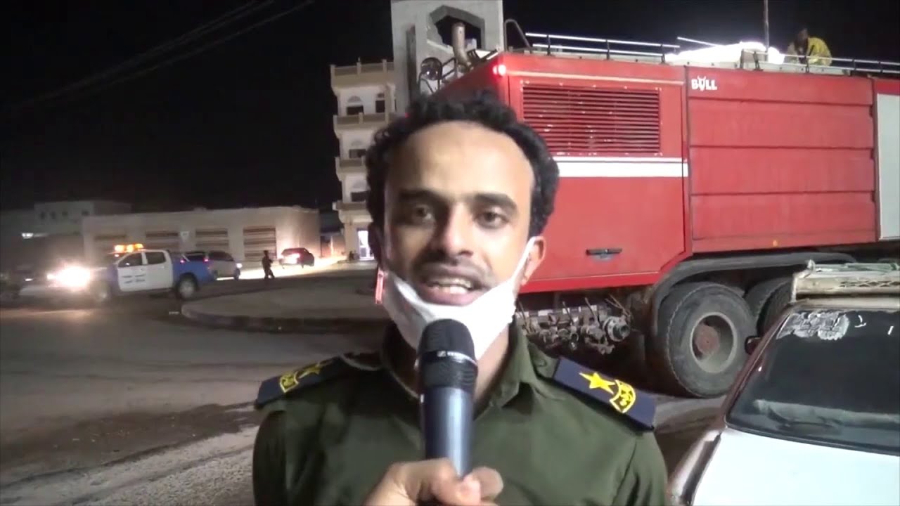 الدفاع المدني بالمهرة يواصل حملة الرش والتعقيم في شوارع مدينة الغيضة