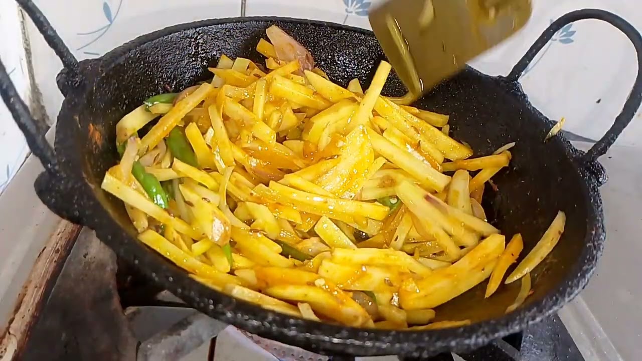 গরম গরম ভাত সাথে আলু ভাজি মনটা ভরে যায় 