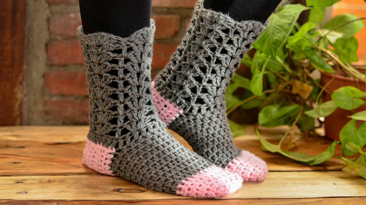Вяжем ажурные чулки крючком поэтапно.