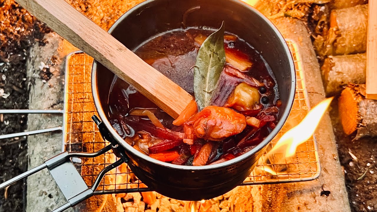 Baltische Kraftsuppe – Gemüseeintopf mit Pelmeni (mit Fleisch gefüllte Teigtaschen) im Wald gekocht