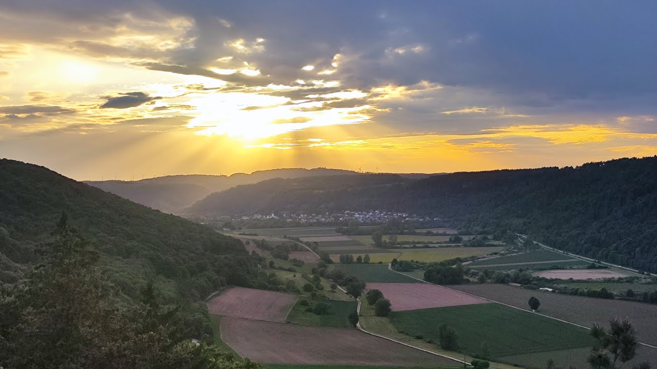 Schöne Panorama in Unteremmendorf -Felsentor. Beilngries. Kratzmühle.