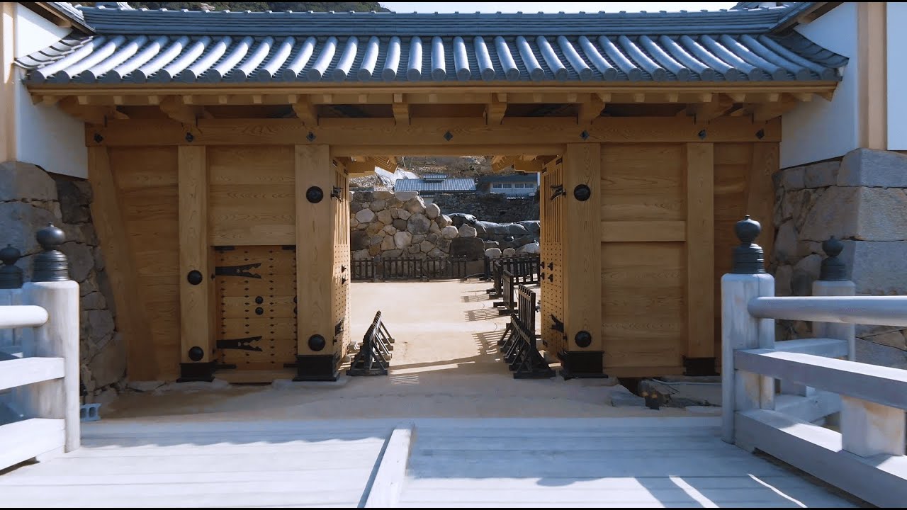 春の鳥取城跡・久松公園「鳥取三十二万石大手門、堂々開門！」