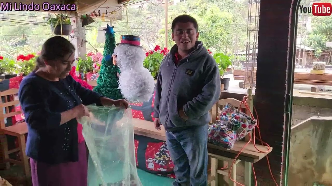  En este día lluvioso los peques así fueron  a recolectar  dulces para esta Navidad 🎄🎁