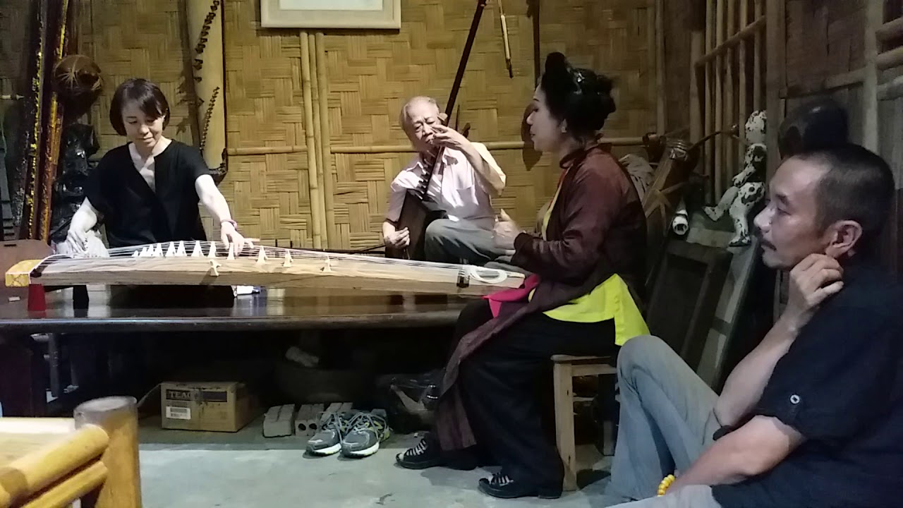 Japanese Koto artist Nishi Yoko and Dong Kinh Co Nhac