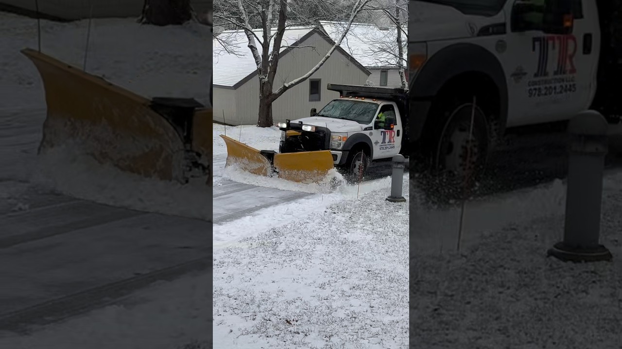 Xe chạy qua…Tuyết sạch…Muối rơi…Đông ở lại/Salt Truck in a silent Winter 