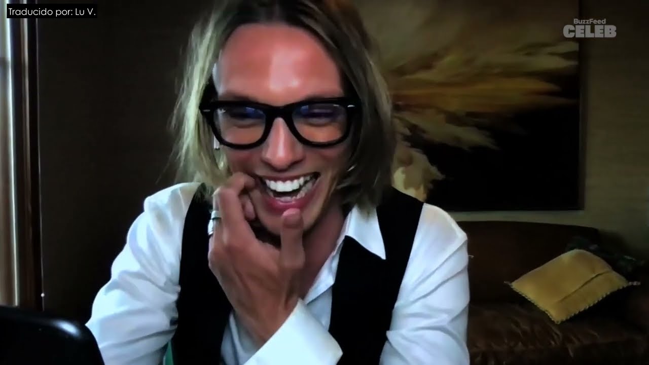 Jamie Campbell Bower leyendo tweets hot - Espa&ntilde;ol 😅😆