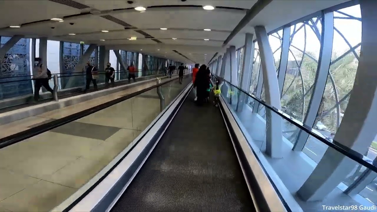 🇦🇪 Walking from Burj Khalifa/Dubai Mall Metro Station to The Dubai Mall Entrance
