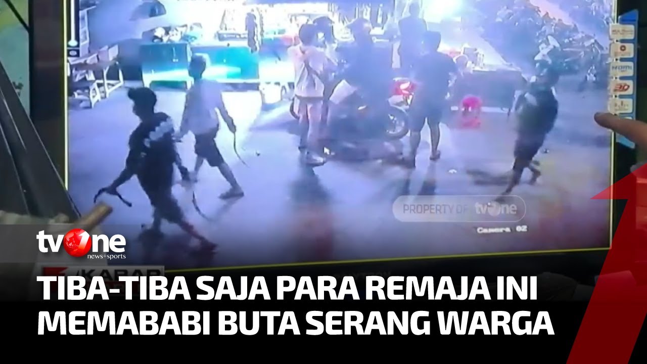 Rekaman Aksi Gerombolan Pemuda Nenteng Sajam dan Serang Warga Bikin Merinding | Kabar Hari Ini tvOne