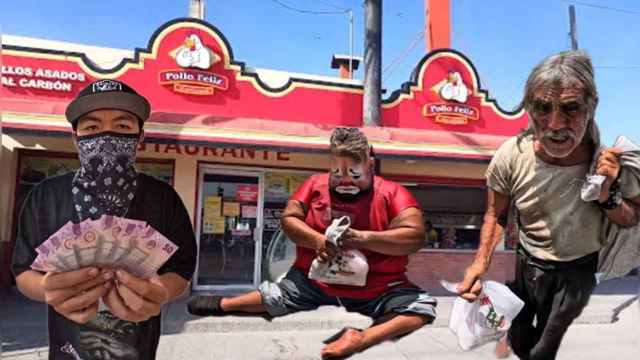 Regalando pollos rostizados a gente en la calle