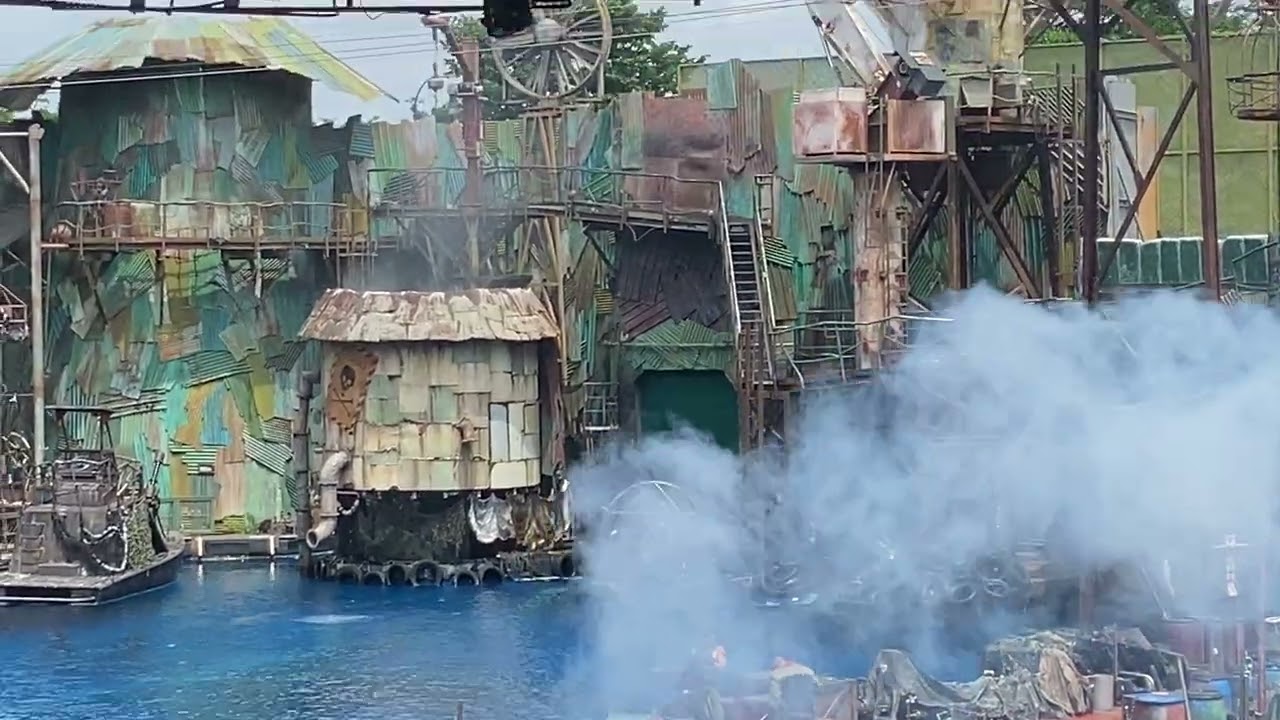 Waterworld show | Universal Studios Singapore