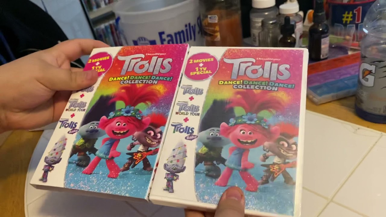 Распаковка DVD-диска с коллекцией «Тролли: Танцуй! Танцуй! Танцуй!»