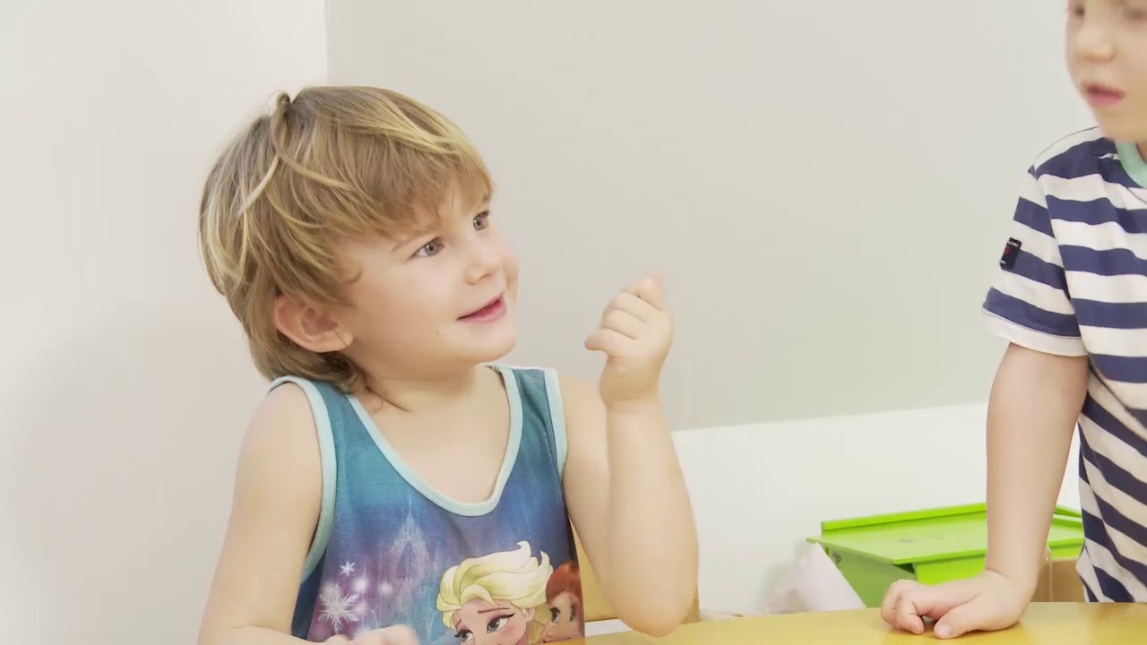 Les langues au quotidien dans une crèche (sous-titres français)
