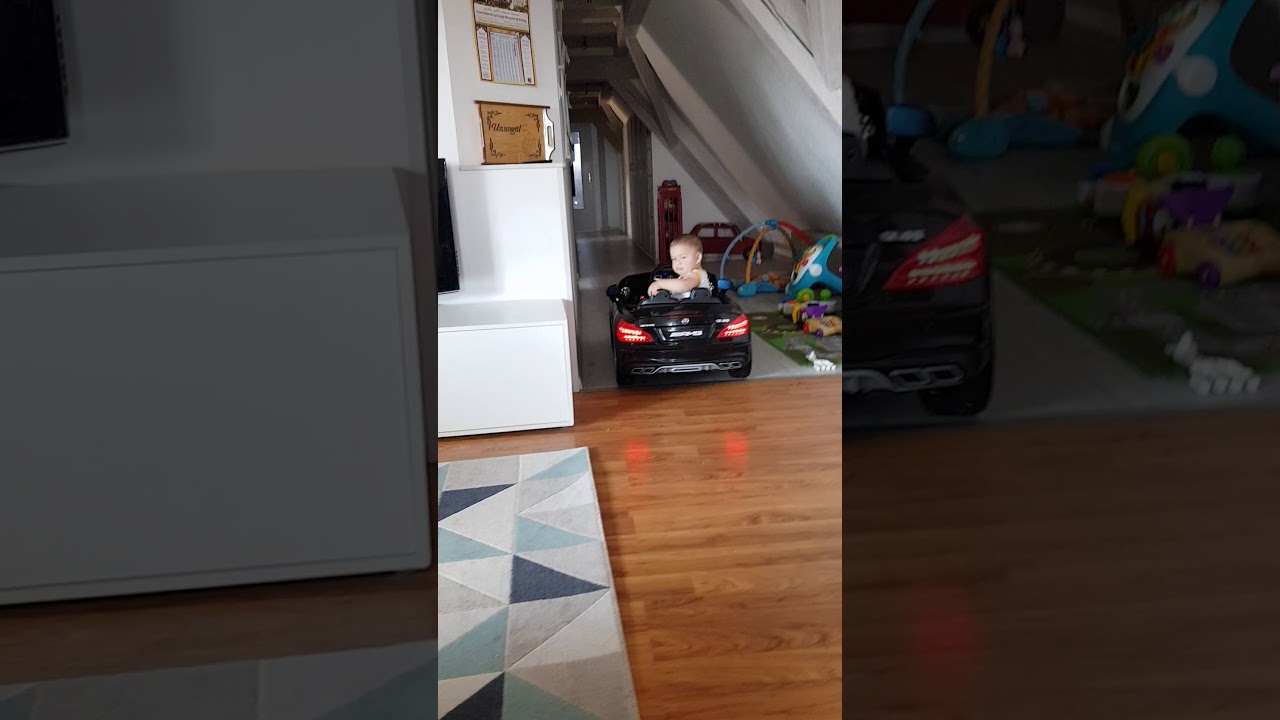 B&eacute;b&eacute; roule en Mercedes