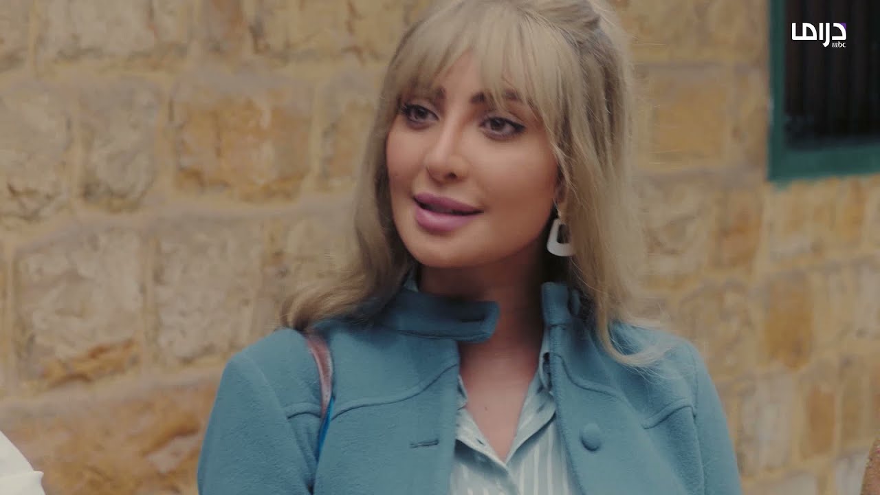 جميلة انتقمت لصديقاتها بحيلة غير متوقعة .. صفعت زميلهم على وجهه بدون أي رد فعل منه 😄