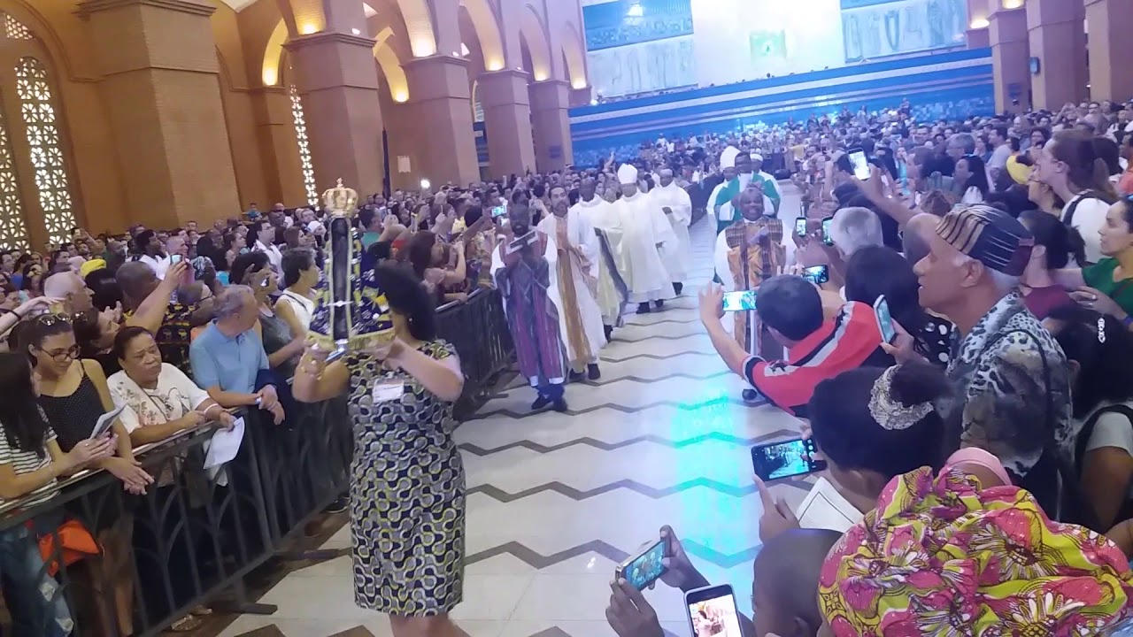 Uma trecho das entrada na missa afro brasileira no santuário nacional de Aparecida.