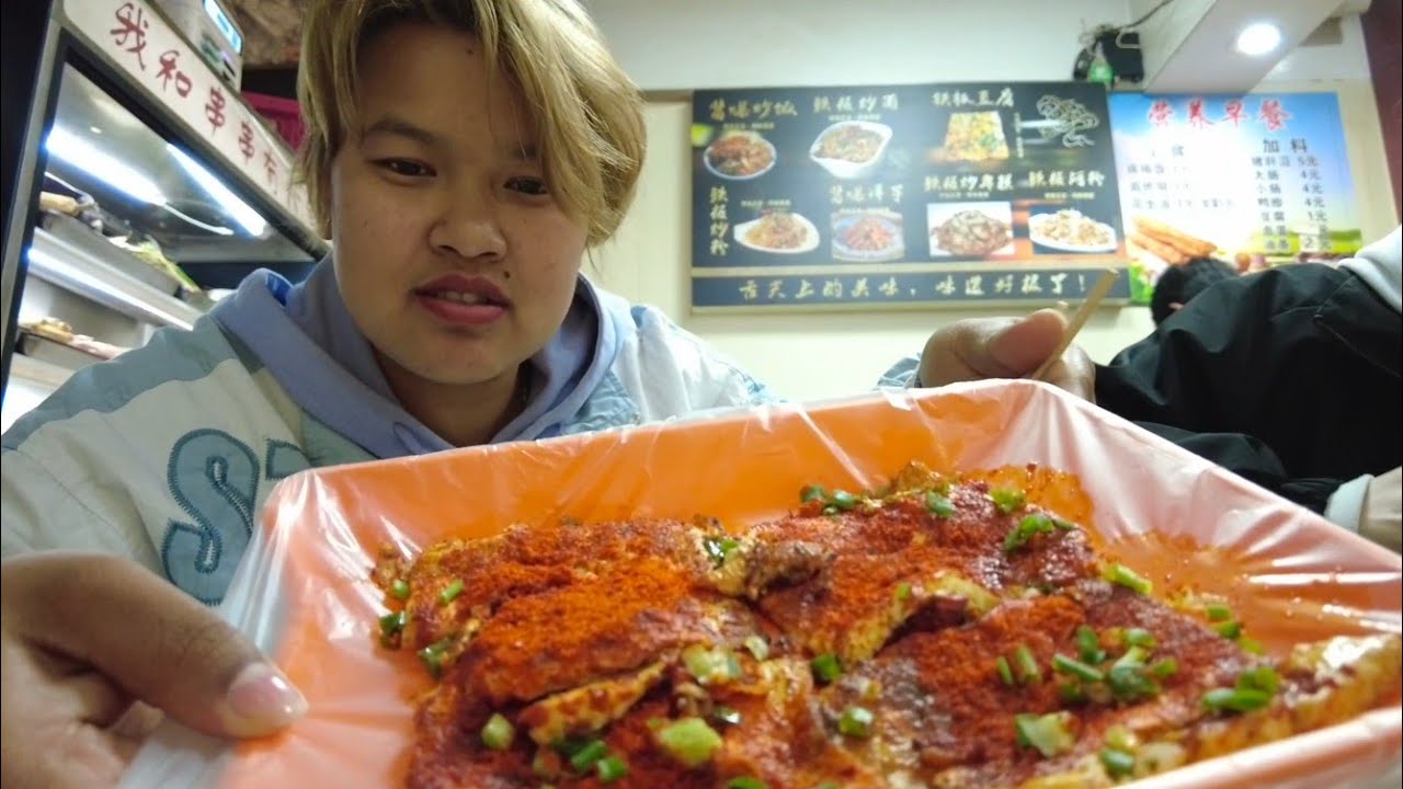 Eating spicy street food with a Chinese friend in xiamen,china 🇨🇳 #streetfood 