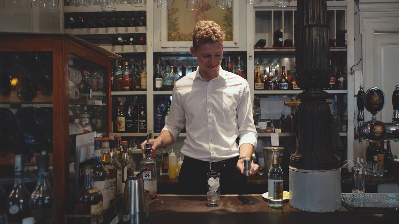 Bartending course: How to make a gin and tonic