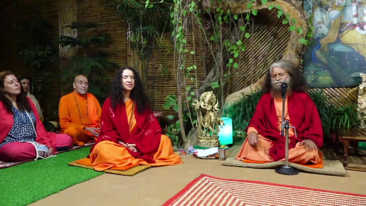 Guru Vandana in the Divine Presence of HH Pujya Swami Chidanand Saraswatiji