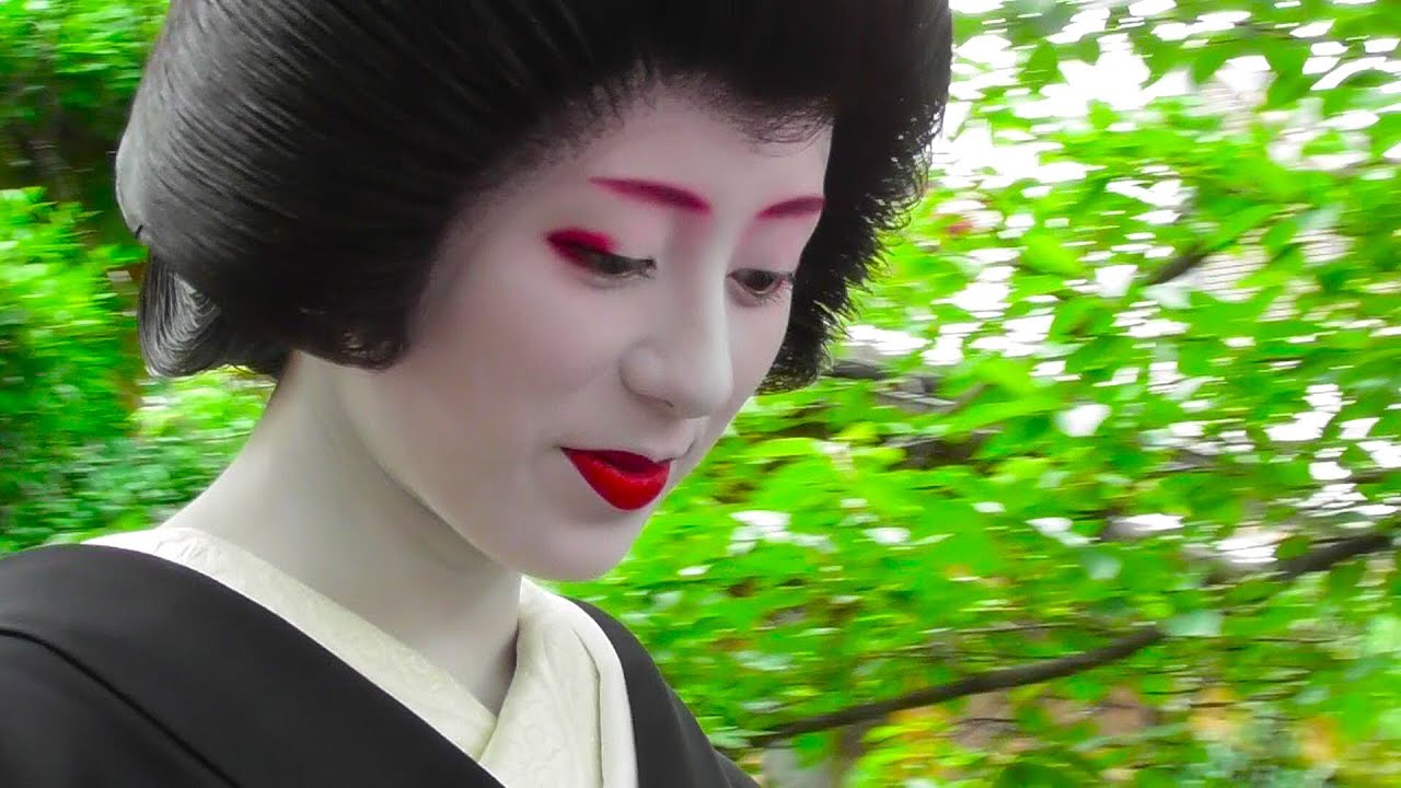京都・祇園　巽橋の新緑の桜の葉の下を通る亜佐子さん（芸妓）　襟替え　Asako(Geiko) , Gion, Kyoto