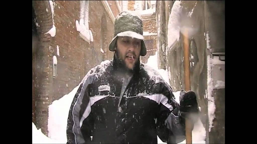 Cittadini e studenti 'spalatori' sfidano la neve di Urbino